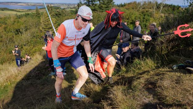 Djævlen var som altid på plads til at følge løberne det sidste stykke op over toppen. <i>Foto: Henrik Bo</i>