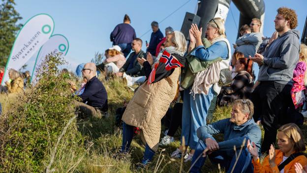 Højen var som altid et populært trækplaster for publikum, der kvitterede for løbernes stærke indsats med bifald. <i>Foto: Henrik Bo</i>
