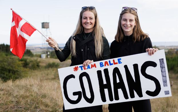 Søstrene Dorte Balle (tv) og Rikke Balle fra Tødsø havde besteget Salgjerhøj, hvor de skulle tage imod far Hans Balle, der løber 100 Miles for første gang. <i>Foto: Henrik Bo</i>