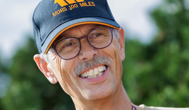 Der var stort smil på hos formand for Pinen og Plagen Jann Søndergaard, da han gjorde midtvejsstatus på dagens arrangement. <i>Foto: Henrik Bo</i>