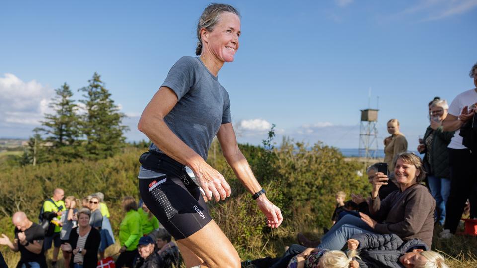 Ejerslev Havn 10. september 2022.Løberne kom forbi Salgjerhøj på årets 100miles løbe på Mors. Helle Borup Jehs Nissen var første kvinde på toppen af Salgjerhøj. Flade 10. september 2022. <i>Foto: Henrik Bo</i>