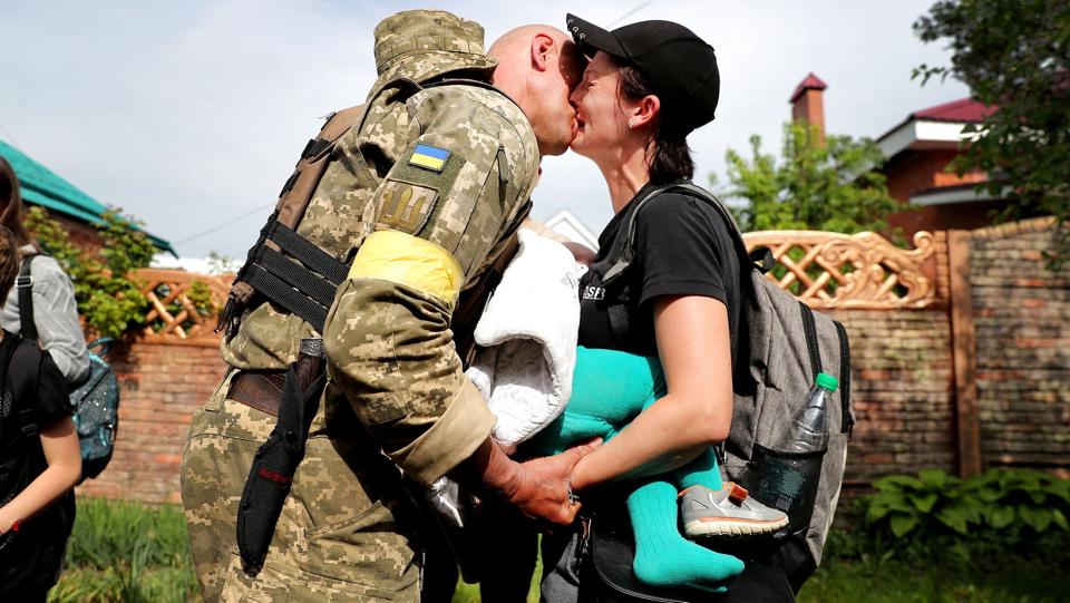 En familie genforenes. Lørdag er det bekræftet, at ukrainske styrker har indtaget den vigtige by Kupjansk i det østlige Ukraine. En ukrainsk soldat, der har været adskilt fra sin kone og barn på grund af krigen, er vendt hjem. Nu lyder der melding om, at også den strategisk vigtige by Izium er faldet til ukrainerne. <i>Ivan Alvarado/Reuters</i>