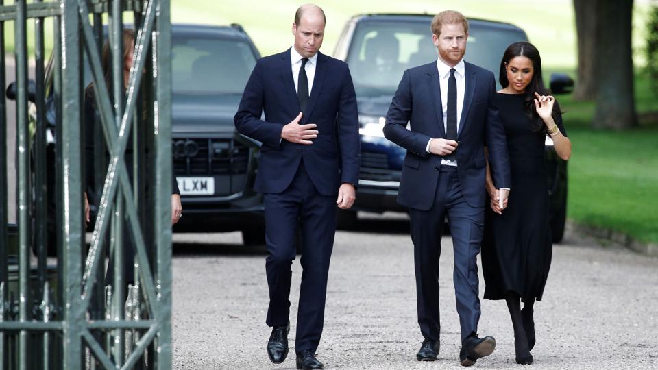 Prins William ses lørdag sammen med sin bror, Harry, og brorens hustru, Meghan, for første gang, siden de to sidstnævnte brød med sine kongelige pligter. De har fundet vej til Windsor Castle for at se til hyldesten af deres farmor, den afdøde dronning Elizabeth. <i>Peter Nicholls/Reuters</i>