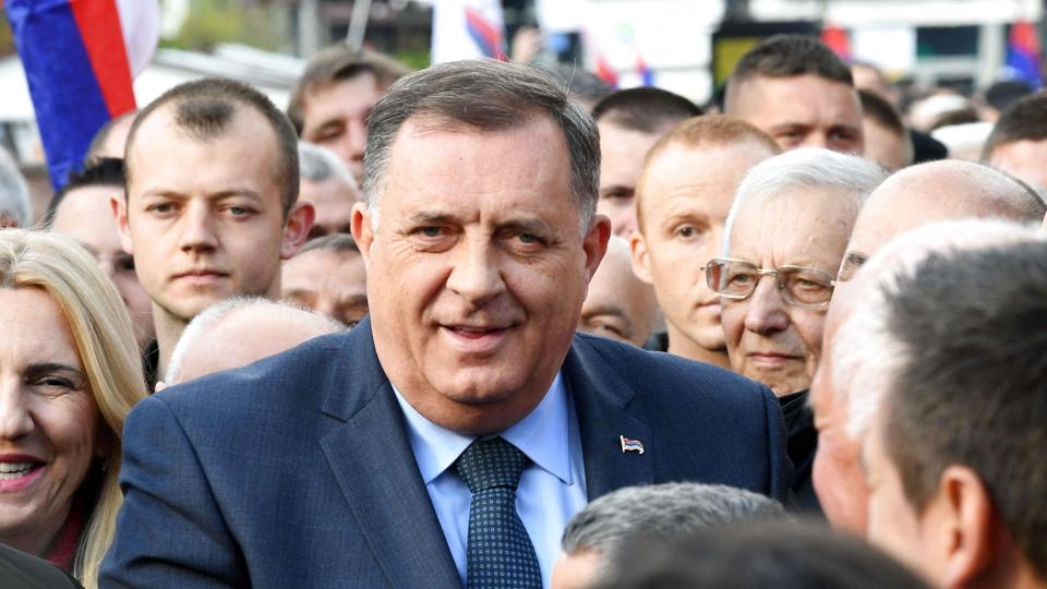 Milorad Dodik, leder for de etniske serbere i Bosnien og medlem af det kollektive bosniske præsidentskab. Her under en stor demonstration i Banja luka i april under mottoet "Forsvar Republika Srpska". USA beskylder ham for forsøg på at undergrave Dayton-fredsaftalen. Nu skal han igen besøge præsident Vladimir Putin i Moskva. <i>Elvis Barukcic/Ritzau Scanpix</i>