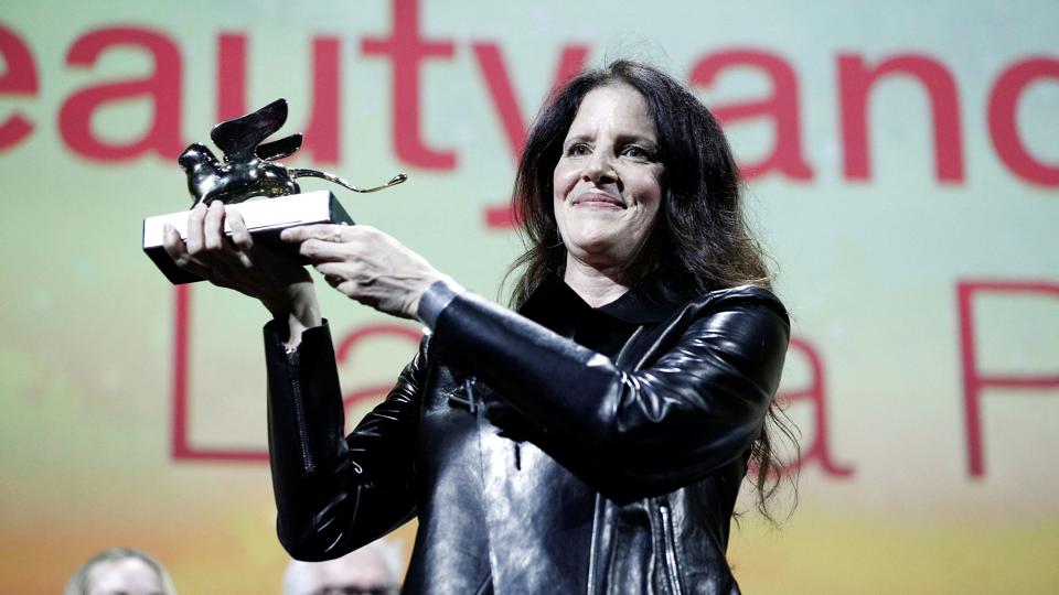 Laura Poitras vinder Guldløven ved filmfestivalen Venedig for sin dokumentar om opioidkrisen i USA. <i>Guglielmo Mangiapane/Reuters</i>