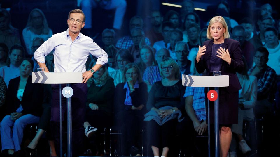 De to rivaler ved søndagens valg i Sverige: Ulf Kristersson fra det konservative parti Moderaterna og den socialdemokratiske statsminister, Magdalena Andersson. Lørdag aften tørnede de to ledere sammen på TV4. Billedet er fra en debat tidligere på ugen på samme kanal. <i>Tt News Agency/Reuters</i>