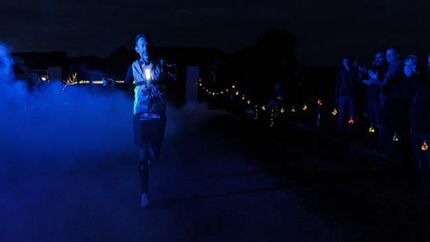 Flot så det ud, da løberne bevægede sig gennem natten, men de 160,9 brutale kilometer er ikke at spøge med. <i>Foto: Henrik Bo</i>