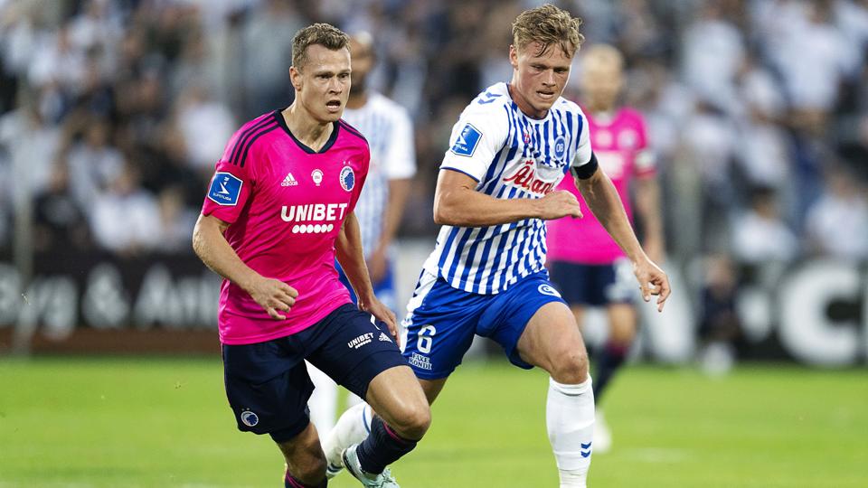 Jeppe Tverskov (th.) jagter FCK's Viktor Claesson i de to klubbers opgør lørdag i Odense. <i>Claus Bech/Ritzau Scanpix</i>