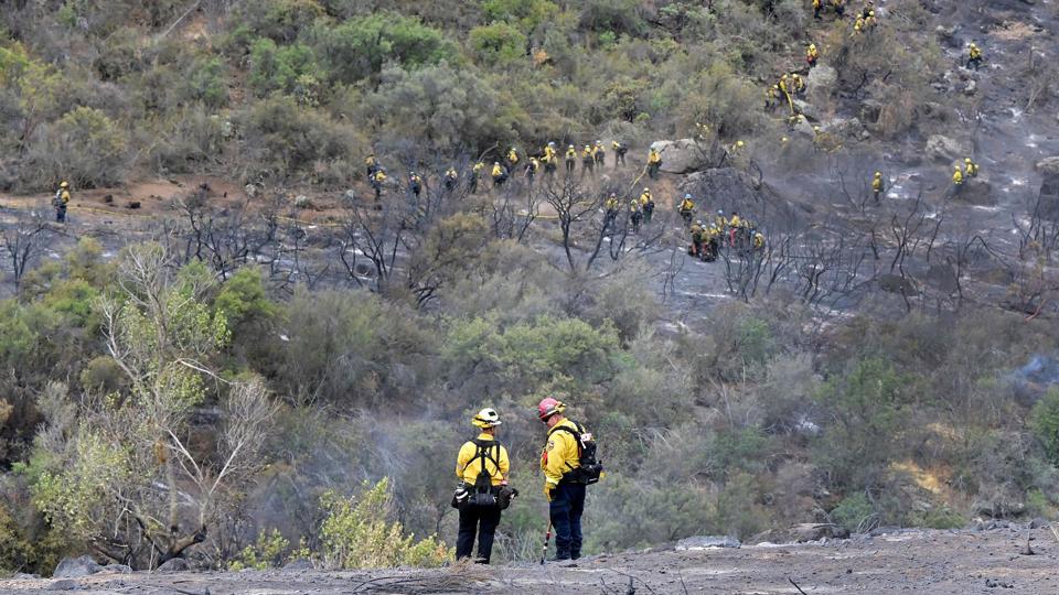 Brandmænd arbejder med Fairview Fire, som har brændt et område på størrelse med Læsø i Californien. <i>Frederic J. Brown/Ritzau Scanpix</i>