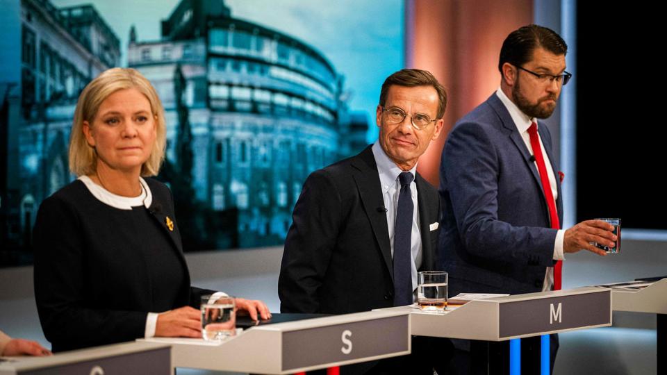 Den socialdemokratiske statsminister, Magdalena Andersson, Moderaternas leder, Ulf Kristersson, og Sverigedemokraternas leder, Jimmie Åkesson, er de tre hovedpersoner i søndagens valg i Sverige. Billedet er fra fredag, hvor den sidste partilederdebat inden valget fandt sted. <i>Jonathan Nackstrand/Ritzau Scanpix</i>