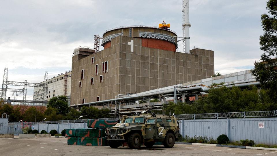 Ukrainske ansatte på atomkraftværket Zaporizjzja arbejder under stort pres, mens russiske soldater står vagt. (Arkivfoto). <i>Alexander Ermochenko/Reuters</i>