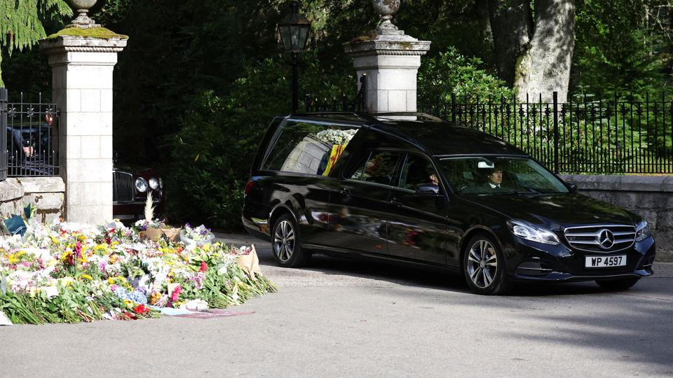 Rustvognen med dronning Elizabeths kiste forlader Balmoral-slottet i Skotland søndag klokken 11.07 dansk tid. <i>Phil Noble/Reuters</i>