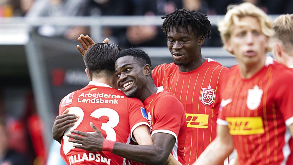 FC Nordsjælland kunne juble efter et kvarter, da angriberen Ernest Nuamah havde scoret til 1-0 hjemme mod FC Midtjylland. Kampen endte 1-1 i Farum efter et FCM-mål på straffespark dybt inde i overtiden. <i>Claus Bech/Ritzau Scanpix</i>