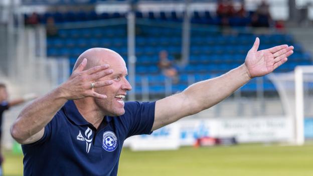 Cheftræner Henrik Pedersen fremhæver spillernes disciplinerede indsats. <i>Foto: Kim Dahl Hansen</i>