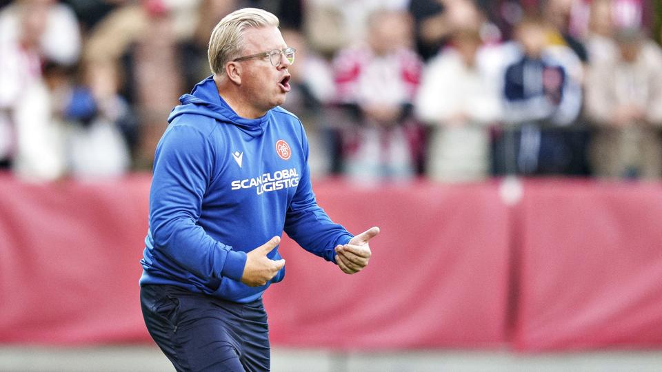 AaB-træner Lars Friis vil gerne hurtigt have en forstærkning til det centrale forsvar. <i>Henning Bagger/Ritzau Scanpix</i>