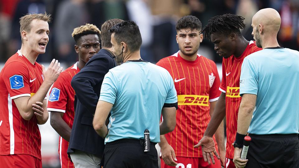 FC Nordsjælland-spillerne var utilfredse med, at kampens dommer Sandi Putros tilkendte FC Midtjylland et straffespark dybt inde i tillægstiden. <i>Claus Bech/Ritzau Scanpix</i>
