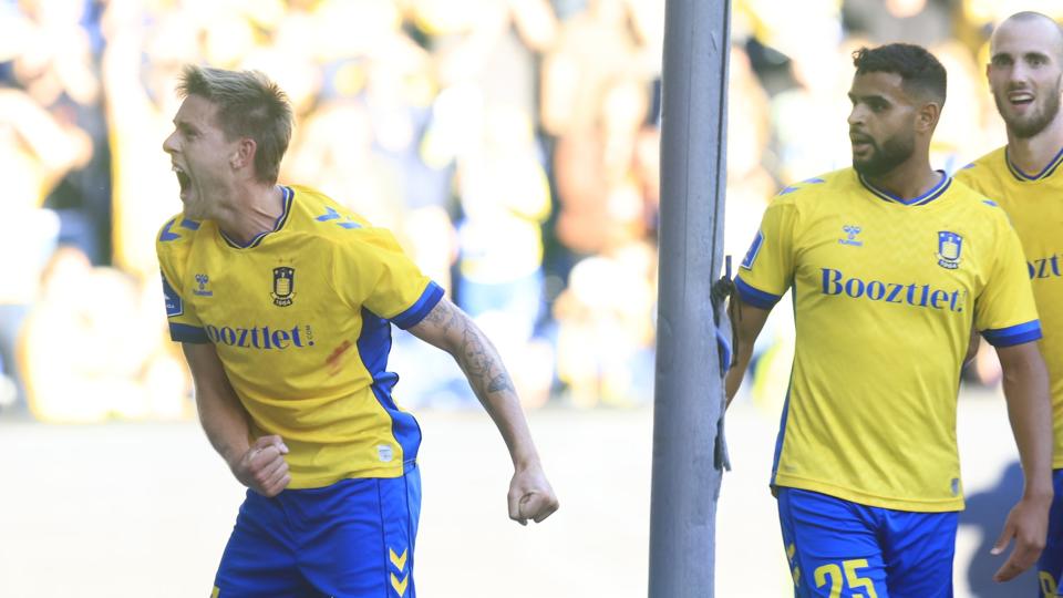 Nicolai Vallys (til venstre) kunne juble over sin 2-1-scoring for Brøndby, der dog endte med at spille uafgjort mod Randers FC. <i>Martin Sylvest/Ritzau Scanpix</i>