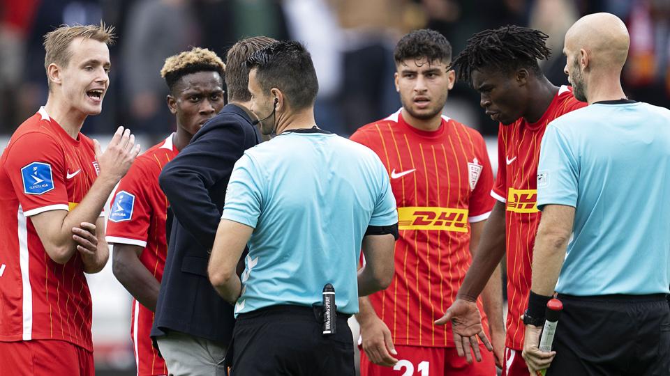 FC Nordsjælland-angriberen Wahid Faghir (mellem de lyseblå dommertrøjer) udelukker ikke et permanent skifte til Farum-klubben i fremtiden. <i>Claus Bech/Ritzau Scanpix</i>