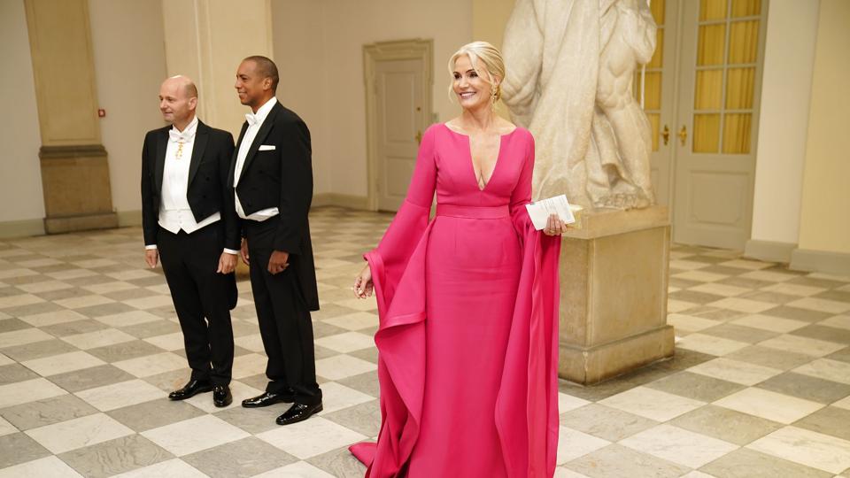 Forhenværende statsminister Helle Thorning-Schmidt (S) ankom samtidig som den konservative formand, Søren Pape Poulsen og hans mand, til dronningens gallataffel søndag aften. <i>Mads Claus Rasmussen/Ritzau Scanpix</i>