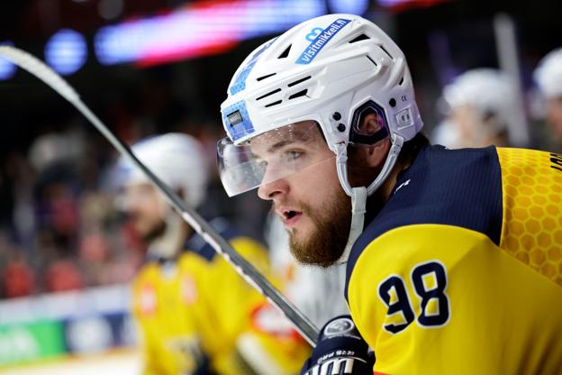 Oliver Larsen har fået sin ishockeyopdragelse i Aalborg, men søndag viste han og hans holdkammerater fra Jukurit ingen nåde, da de hentede tre sikre point i landsholdsspillerens hjemby. <i>Foto: Henrik Bo</i>