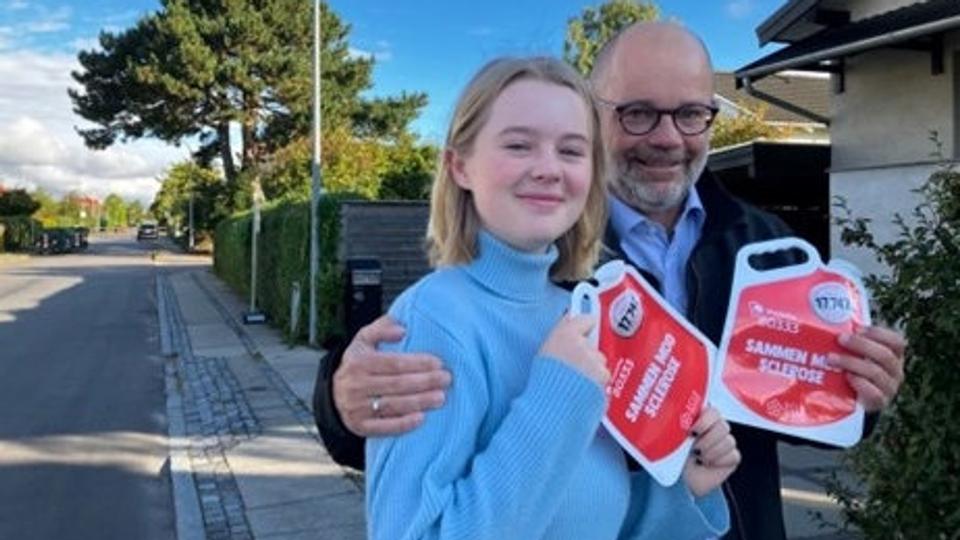 Scleroseforeningens direktør, Klaus Høm, samlede ind i Valby sammen med sin datter Malin. (Pressefoto). <i>Scleroseforeningen/Free</i>