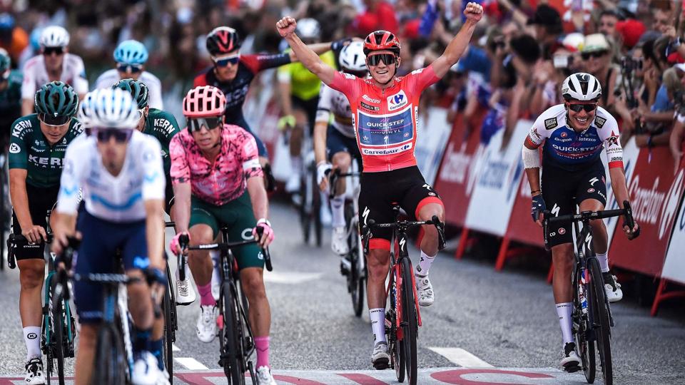 Remco Evenepoel kunne strække armene i vejret, da han krydsede målstregen i Madrid søndag. <i>Oscar Del Pozo/Ritzau Scanpix</i>