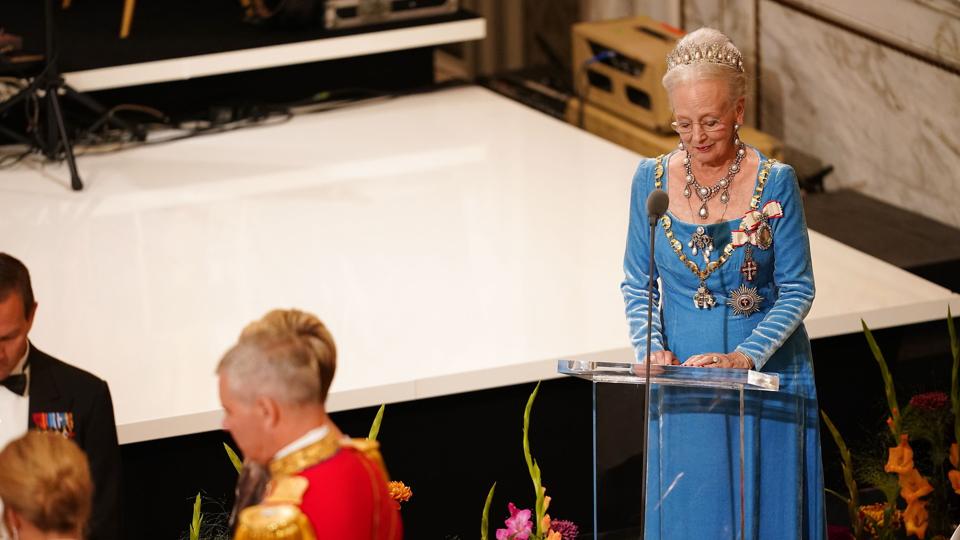 Dronning Margrethe byder velkommen med en tale ved gallataffel søndag aften. Taflet sker i anledning af, at dronningen har 50 års regeringsjubilæum. <i>Mads Claus Rasmussen/Ritzau Scanpix</i>