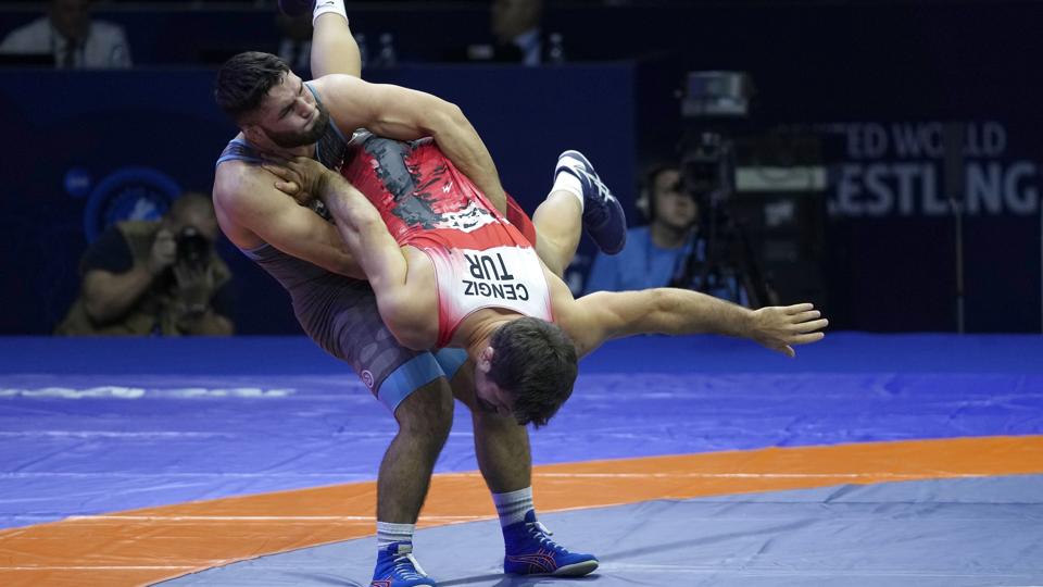 Turpal Bisultanov (tv.) smed godt rundt med tyrkeren Ali Cengiz i semifinalen, som dette billede er fra, men i VM-finalen måtte danskeren se sig slået. <i>Darko Vojinovic/Ritzau Scanpix</i>