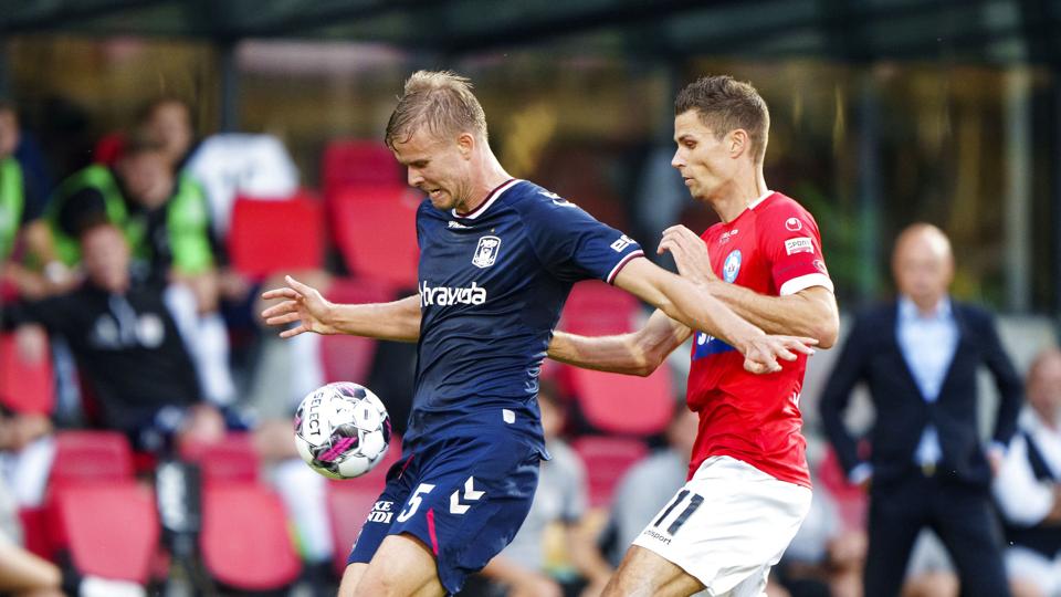 Nicklas Helenius (th.) har problemer med at finde vej til netmaskerne for tiden. <i>Bo Amstrup / Ritzau Scanpix/Ritzau Scanpix</i>