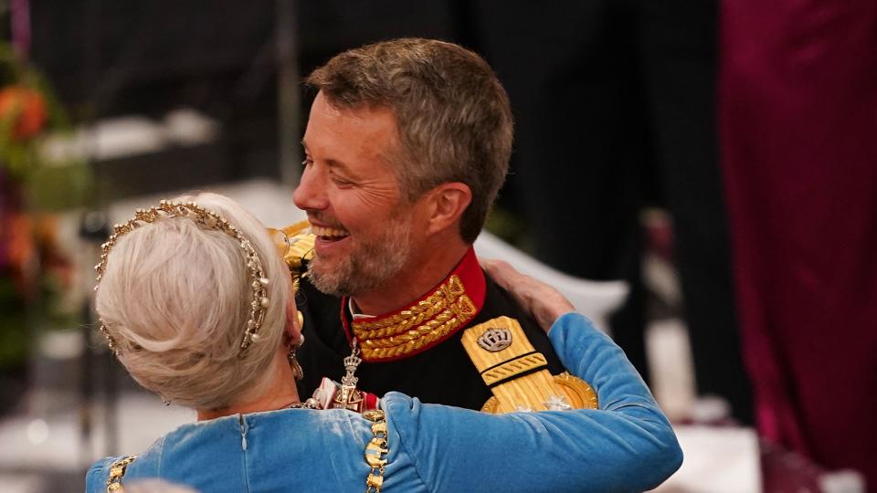 Kronprins Frederik hilser på sin mor, dronning Margrethe, efter, at han har holdt tale for hende til gallataflet ved hendes 50-års regeringsjubilæum. <i>Mads Claus Rasmussen/Ritzau Scanpix</i>