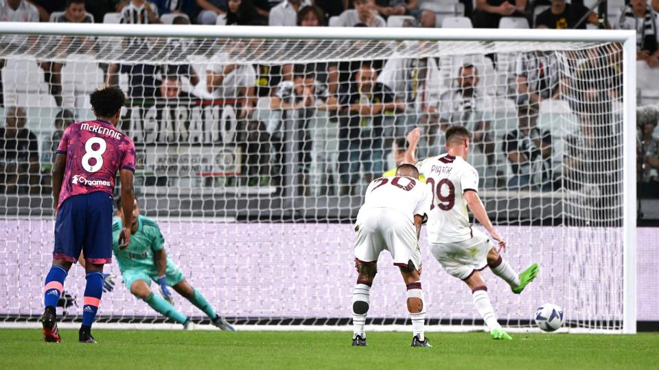 Krzysztof Piatek sparker Salernitana på 2-0 i udekampen mod Juventus, som endte voldsomt dramatisk. <i>Alberto Lingria/Reuters</i>
