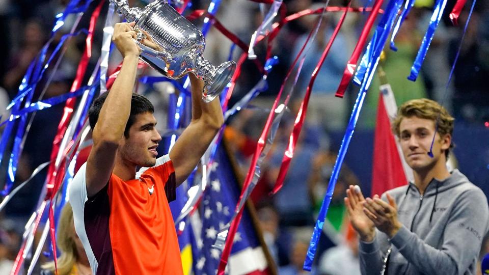 Carlos Alcaraz kunne natten til mandag dansk tid løfte US Open-trofæet efter en finalesejr over norske Casper Ruud. Det er Alcaraz' første grand slam-titel i karrieren. <i>Timothy A. Clary/Ritzau Scanpix</i>