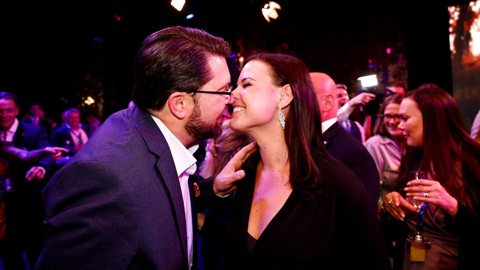 Leder af Sverigedemokraterna Jimmie Åkesson ses her sammen med sin kæreste, Matilda Karnerup, på valgaftenen. <i>Tt News Agency/Reuters</i>