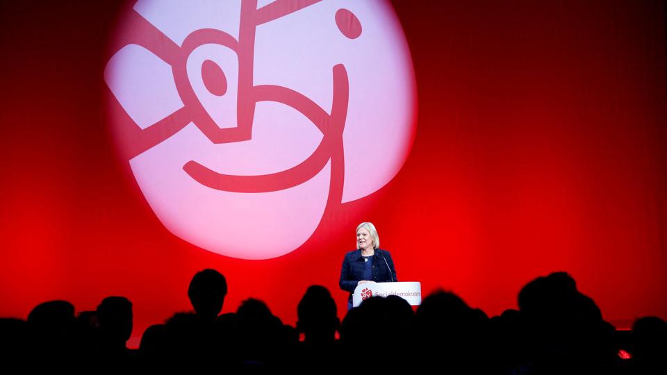 Statsminister Magdalena Andersson talte sent søndag aften til sine partifæller. <i>Tt News Agency/Reuters</i>