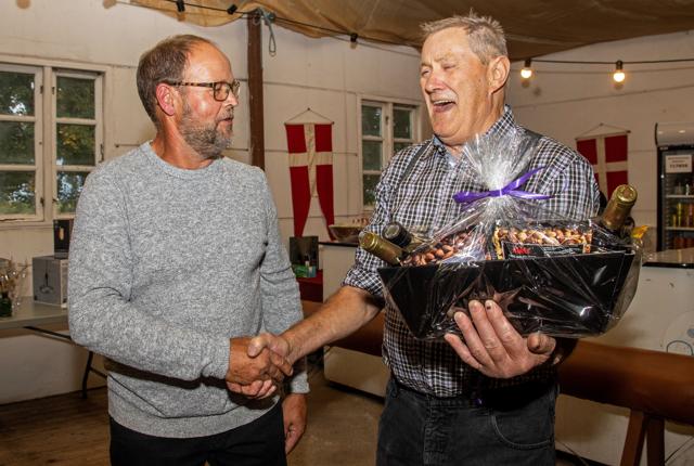 Øland Beboerlaugs formand Jens Christian Brander takkede John Christensen for mange års værtsskab for høstfesten på Øland. <i>Foto: Jesper Hansen</i>