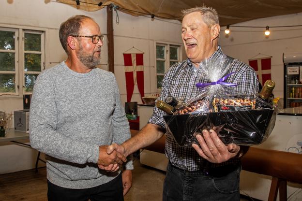 Øland Beboerlaugs formand Jens Christian Brander takkede John Christensen for mange års værtsskab for høstfesten på Øland. <i>Foto: Jesper Hansen</i>