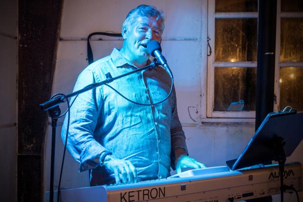 Peter Olesen - bedre kendt som Grønlænder-Peter - har spillet til høstfest på Øland i 18 år. <i>Foto: Jesper Hansen</i>