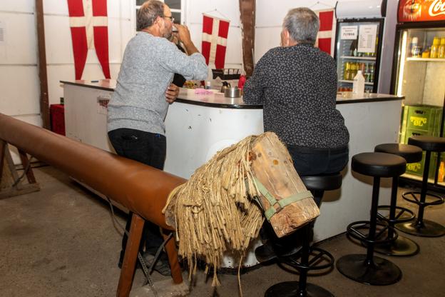 Både splitflag på væggene og den gamle hestebar er faste traditioner, når der er høstfest på Øland. <i>Foto: Jesper Hansen</i>