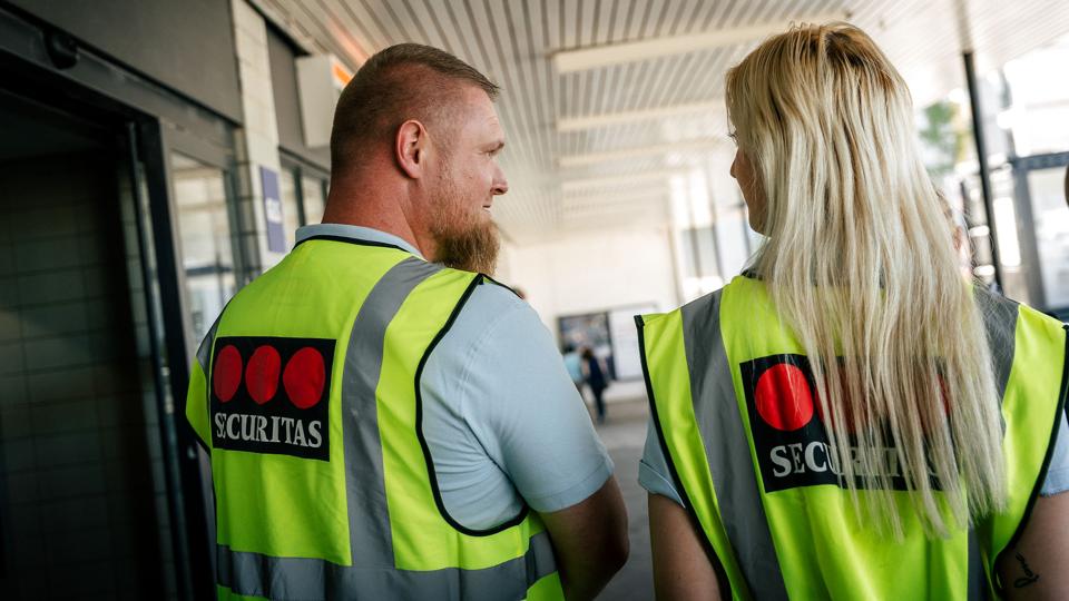 Der er allerede blevet indsat tryghedsvagter på S-togsnettet, og nu har regeringen fremsat lovforslag om tryghedsvagter andre steder i det offentlige rum. (Arkivfoto). <i>Emil Helms/Ritzau Scanpix</i>
