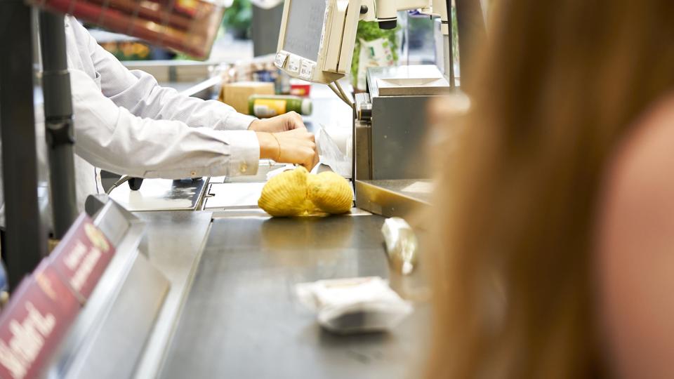 Meget tyder på, at de højere priser har fået nogle forbrugere til at ændre indkøbsvaner ifølge seniorøkonom Mathias Dollerup Sproegel fra Sydbank. (Arkivfoto) <i>Signe Goldmann/Ritzau Scanpix</i>