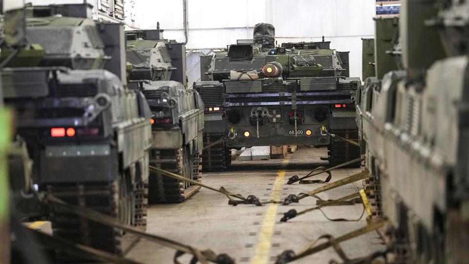 De 14 danske Leopard 2A7-kampvogne og andet materiel bliver udskibet fra Fredericia Havn til Estland fredag. <i>Claus Fisker/Ritzau Scanpix</i>