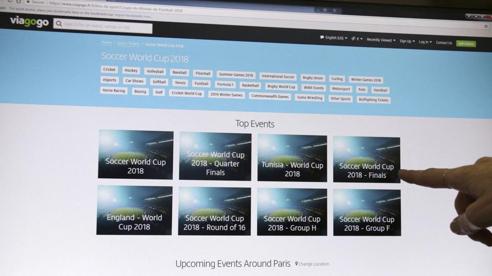 Billetsiden Viagogo, der blandt andet sælger billetter til fodboldkampe og koncerter, har fået en bøde i Danmark for at have vildledt de danske kunder. Leveringsomkostninger fremgik ikke tydeligt, og dermed fremstår prisen billigere, end den egentlig er. (Arkivfoto) <i>Str/Ritzau Scanpix</i>