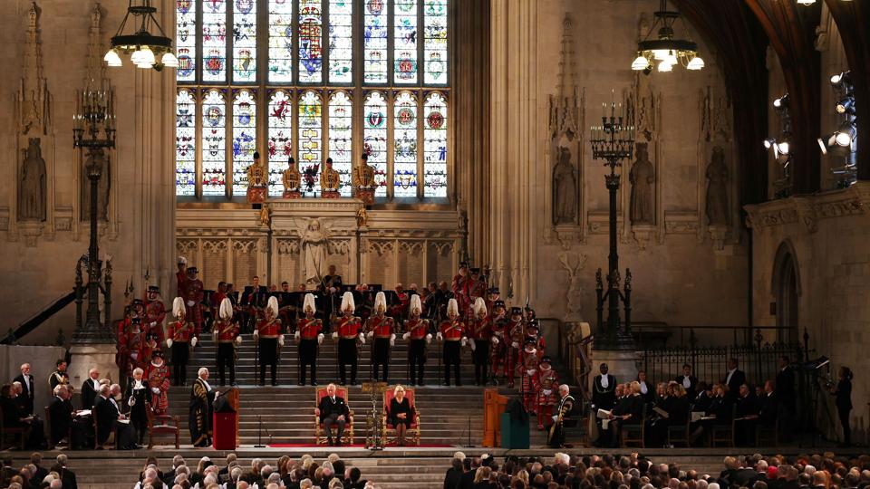 Kong Charles og dronningegemalinde Camilla i Westminster Hall i regeringskvarteret i London. - Parlamentet er et levende og åndende instrument for vort demokrati, sagde kong Charles i en tale til det britiske parlaments to kamre mandag. <i>Pool/Reuters</i>