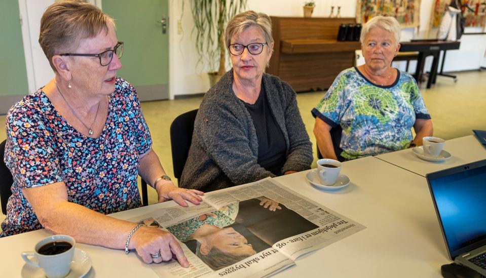 Kirsten Mølgaard (tv), Inge Buus og Aase Mathiesen kæmper for at bevare Øster Hornums ældrecenter, Birkehøj. <i>Foto: Martél Andersen</i>