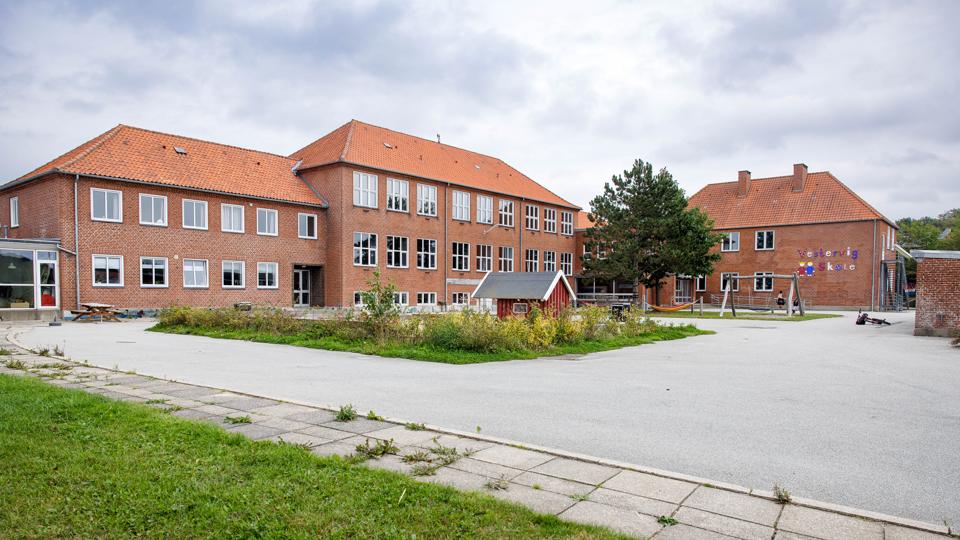 Med omkring 50 elever er Vestervig Skole den mindste folkeskole i Thisted Kommune, og ikke overraskende står den derfor til lukning i det nye skolestrukturforslag. Men det samme er tilfældet for to andre skoler i Sydthy, Bedsted og Koldby. <i>Arkivfoto: Bo Lehm</i>