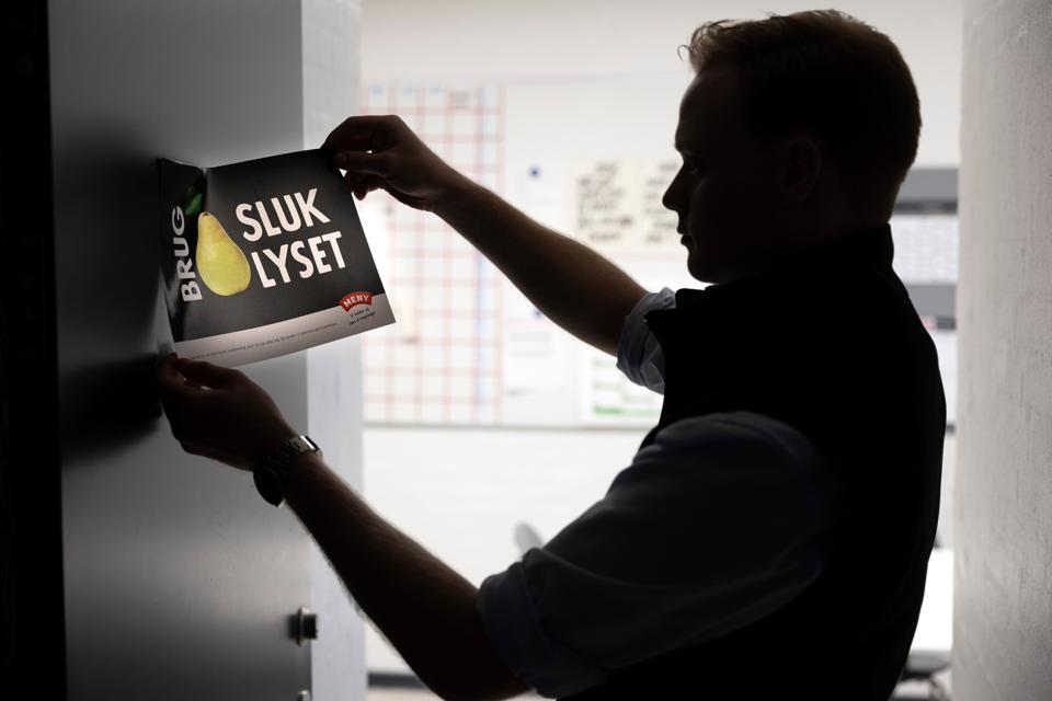 Der er sat lyssensorer op flere steder i butikken. Dog ikke i kantinen og på toilettet. Så her skal personalet sørge for at slukke lyset, når de går. <i>Foto: Claus Søndberg</i>