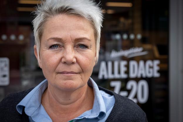 Købmand Hanne Degn i Ravnkilde frygter næste måneds elregning.  <i>Foto: Martél Andersen</i>
