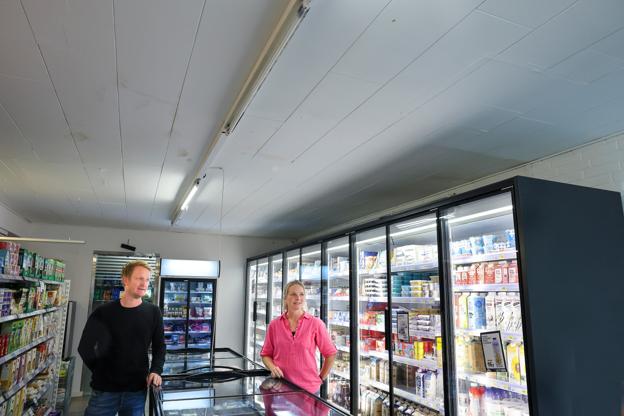Energipriserne presser købmændene. I Serritslev har Peter og Luise Balzer Andersen lagt et frivilligt gebyr på hver ekspedition på 1,50 krone for at holde stand mod de stigende elregninger. Og kunderne bakker op om tiltaget. <i>Foto: Bente Poder</i>