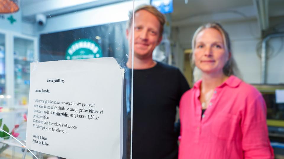 Energipriserne presser købmændene. I Serritslev har Peter og Luise Balzer Andersen lagt et frivilligt gebyr på hver ekspedition på 1,50 krone for at holde stand mod de stigende elregninger. Og kunderne bakker op om tiltaget. <i>Foto: Bente Poder</i>