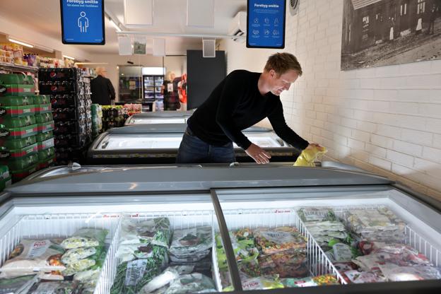 Der bliver brugt meget strøm i en købmandsbutik, og også hos Købmandsgården i Serritslev er elregningen blevet markant højere. <i>Foto: Bente Poder</i>